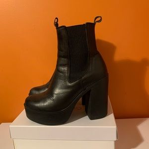 Black platform Lintervalle booties